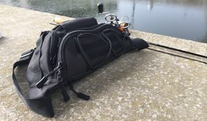 DCCN Tactical Hüfttasche Bauchtasche neben Sportex Angelrute