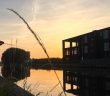 Angler vor Sonnenuntergang in Westflandern am Kanaal Kortrijk-Bossuit