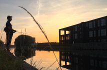 Angler vor Sonnenuntergang in Westflandern am Kanaal Kortrijk-Bossuit