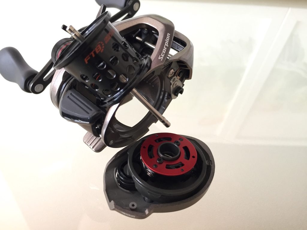 Baitcaster Shimano Scorpion BFS XG mit geöffneter Sideplate.