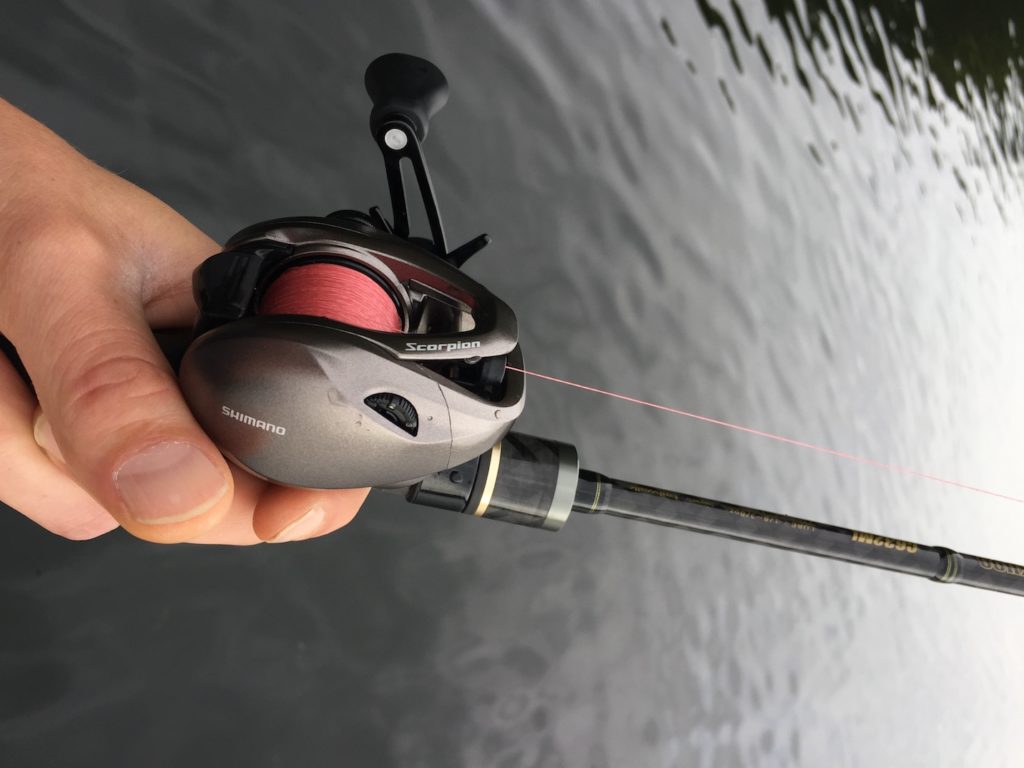 Tailwalk BackHoo RISE C632ML Griffstück im Detail mit Shimano Scorpion BFS Baitcaster-Rolle